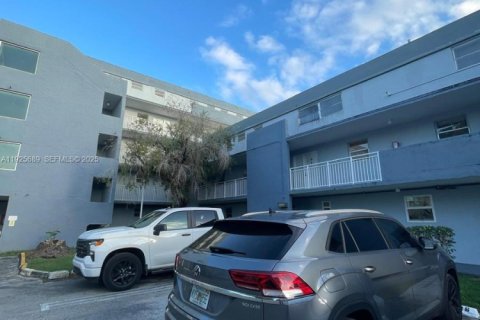 Copropriété à louer à Miami, Floride: 1 chambre, 104.52 m2 № 1984416 - photo 2