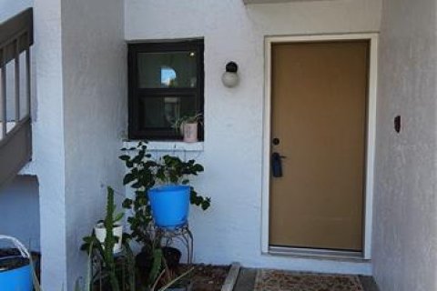 Condo in Saint Petersburg, Florida, 2 bedrooms  № 1718179 - photo 2