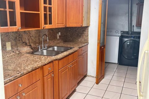 Villa ou maison à louer à Miami, Floride: 3 chambres, 111.48 m2 № 2002449 - photo 2