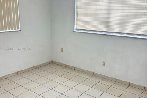 Villa ou maison à louer à Miami, Floride: 3 chambres, 111.48 m2 № 2002449 - photo 4