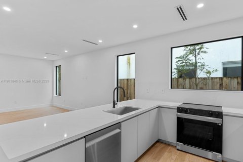 Adosado en venta en Miami, Florida, 3 dormitorios, 173.82 m2 № 1968901 - foto 18