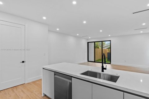 Adosado en venta en Miami, Florida, 3 dormitorios, 173.82 m2 № 1968901 - foto 7