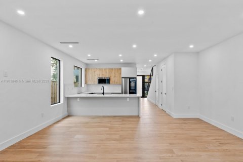 Adosado en venta en Miami, Florida, 3 dormitorios, 173.82 m2 № 1968901 - foto 12