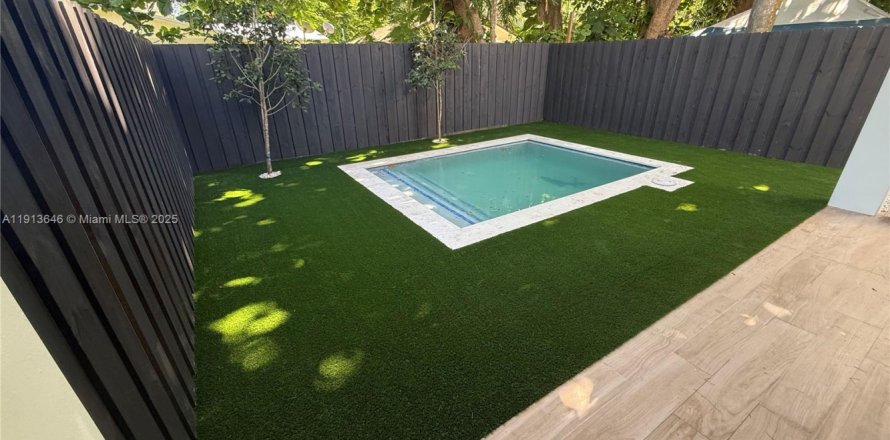 Adosado en Miami, Florida 3 dormitorios, 173.82 m2 № 1968901