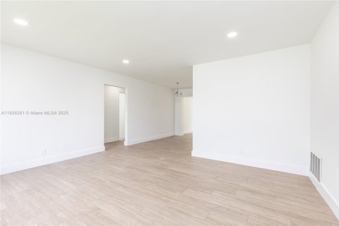 House in Tamarac, Florida 2 bedrooms, 93.09 sq.m. № 1818481 - photo 8