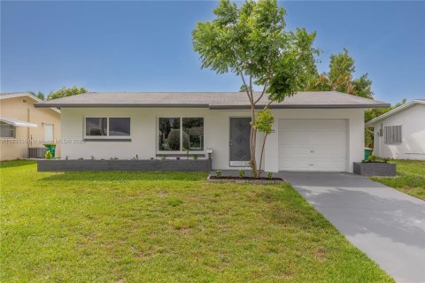 House in Tamarac, Florida 2 bedrooms, 93.09 sq.m. № 1818481 - photo 1