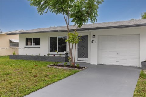 House in Tamarac, Florida 2 bedrooms, 93.09 sq.m. № 1818481 - photo 2
