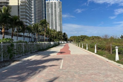 Condo in Miami Beach, Florida, 1 bedroom  № 1952678 - photo 20