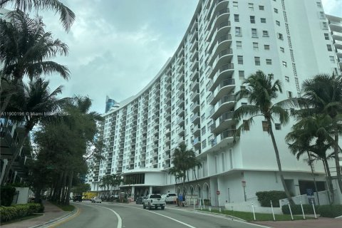 Condo in Miami Beach, Florida, 1 bedroom  № 1952678 - photo 22