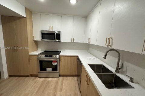 Condo in Miami Beach, Florida, 1 bedroom  № 1952678 - photo 1