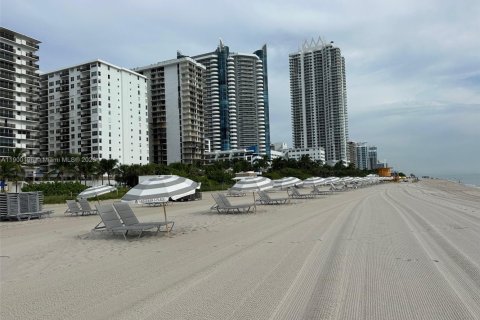 Condo in Miami Beach, Florida, 1 bedroom  № 1952678 - photo 11