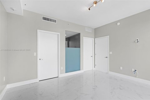Снять в аренду кондоминиум в Майами, Флорида 2 спальни, 118.08м2, № 1938679 - фото 11