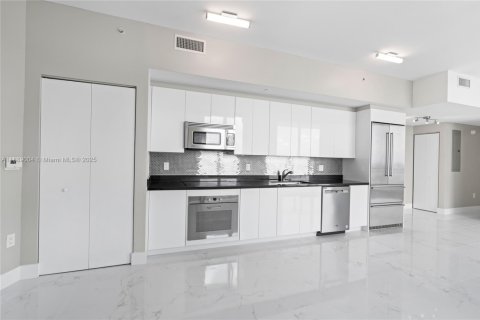 Снять в аренду кондоминиум в Майами, Флорида 2 спальни, 118.08м2, № 1938679 - фото 5