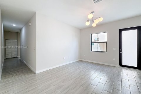 Casa en alquiler en Oakland Park, Florida, 3 dormitorios № 2078062 - foto 9