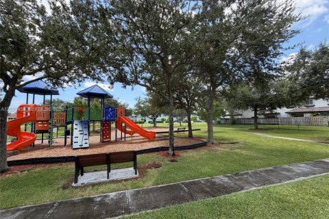 Townhouse in Homestead, Florida 3 bedrooms, 176.98 sq.m. № 2158069 - photo 6
