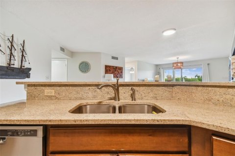 Condo in Saint Petersburg, Florida, 2 bedrooms  № 1684626 - photo 13