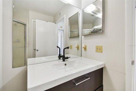 Condo in Saint Petersburg, Florida, 2 bedrooms  № 1684626 - photo 23