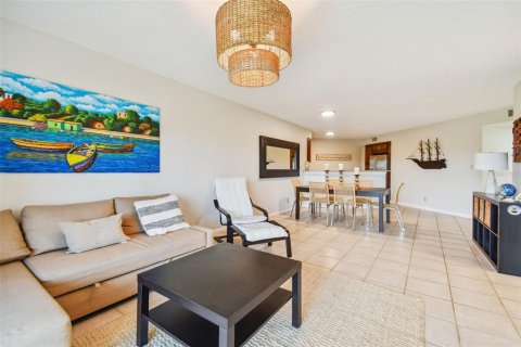 Condo in Saint Petersburg, Florida, 2 bedrooms  № 1684626 - photo 14