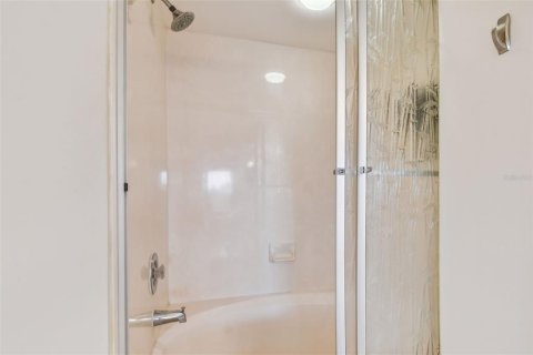 Condo in Saint Petersburg, Florida, 2 bedrooms  № 1684626 - photo 18