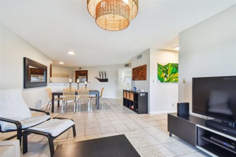 Condo in Saint Petersburg, Florida, 2 bedrooms  № 1684626 - photo 15