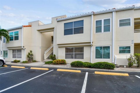 Condo in Saint Petersburg, Florida, 2 bedrooms  № 1684626 - photo 2