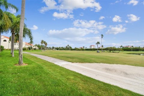 Condo in Saint Petersburg, Florida, 2 bedrooms  № 1684626 - photo 30