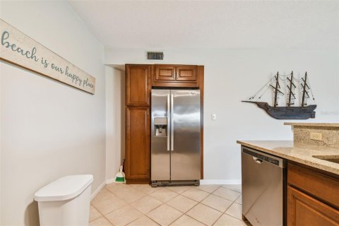 Condo in Saint Petersburg, Florida, 2 bedrooms  № 1684626 - photo 12