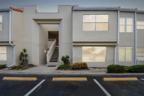 Condo in Saint Petersburg, Florida, 2 bedrooms  № 1684626 - photo 1