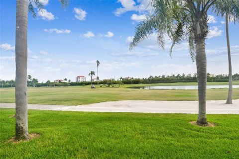 Condo in Saint Petersburg, Florida, 2 bedrooms  № 1684626 - photo 29