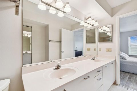 Condo in Saint Petersburg, Florida, 2 bedrooms  № 1684626 - photo 19
