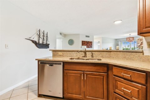 Condo in Saint Petersburg, Florida, 2 bedrooms  № 1684626 - photo 11