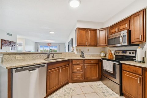 Condo in Saint Petersburg, Florida, 2 bedrooms  № 1684626 - photo 10
