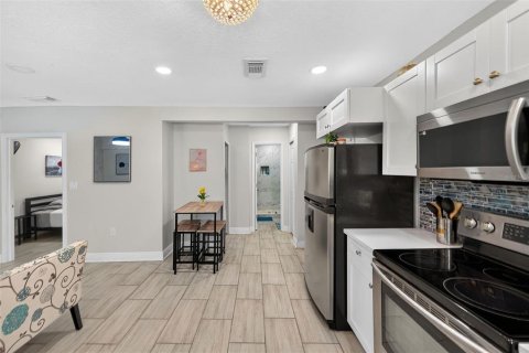 House in Tampa, Florida 3 bedrooms, 88.91 sq.m. № 1886743 - photo 12