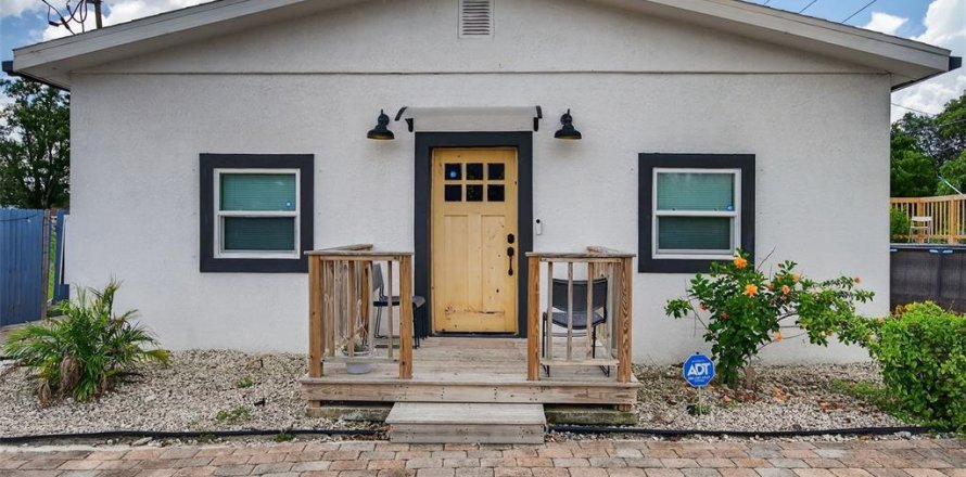 House in Tampa, Florida 3 bedrooms, 88.91 sq.m. № 1886743
