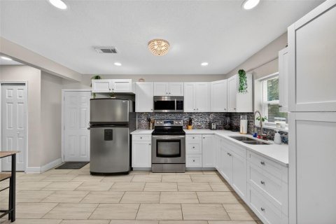 House in Tampa, Florida 3 bedrooms, 88.91 sq.m. № 1886743 - photo 10