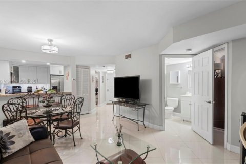 Condo in Miami Lakes, Florida, 2 bedrooms  № 1857024 - photo 15