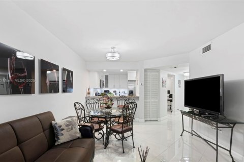 Condo in Miami Lakes, Florida, 2 bedrooms  № 1857024 - photo 13