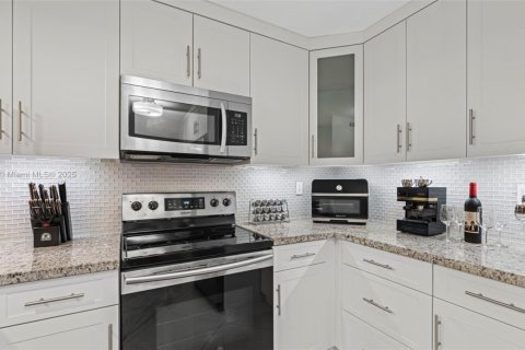 Condo in Miami Lakes, Florida, 2 bedrooms  № 1857024 - photo 17