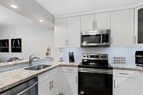 Condo in Miami Lakes, Florida, 2 bedrooms  № 1857024 - photo 23