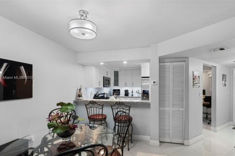 Condo in Miami Lakes, Florida, 2 bedrooms  № 1857024 - photo 16