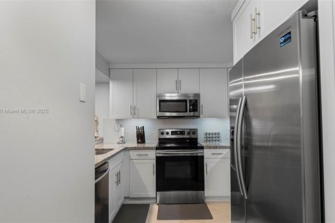 Condo in Miami Lakes, Florida, 2 bedrooms  № 1857024 - photo 18