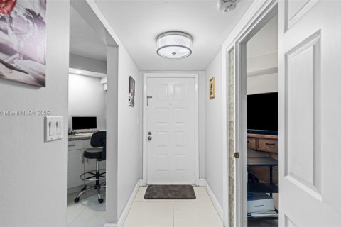 Condo in Miami Lakes, Florida, 2 bedrooms  № 1857024 - photo 9