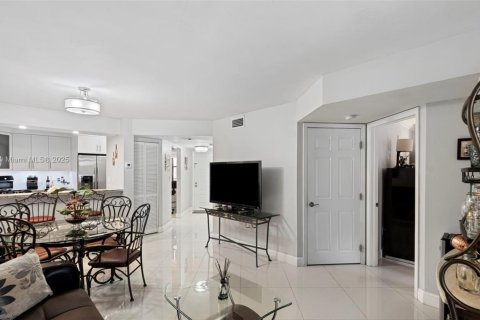 Condo in Miami Lakes, Florida, 2 bedrooms  № 1857024 - photo 14