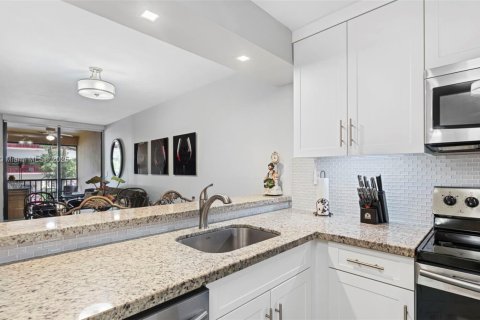 Condo in Miami Lakes, Florida, 2 bedrooms  № 1857024 - photo 1