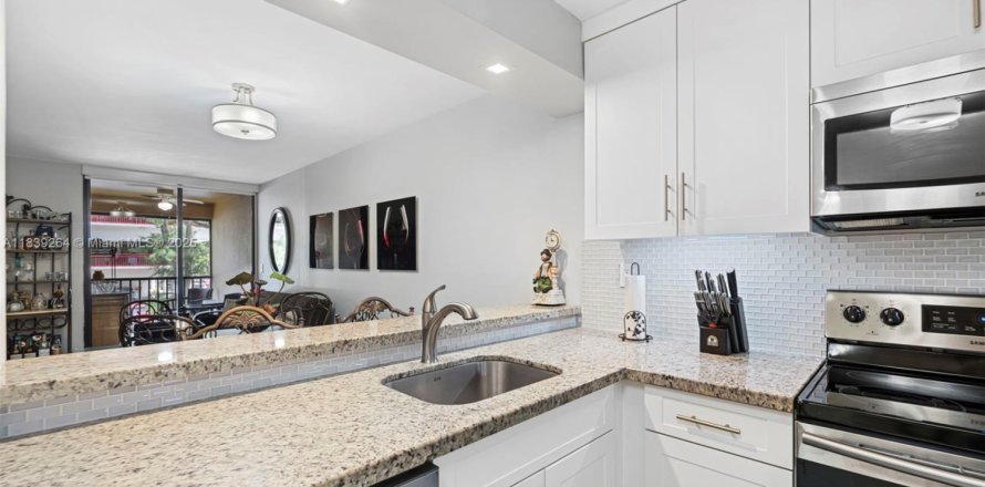 Condo in Miami Lakes, Florida, 2 bedrooms  № 1857024
