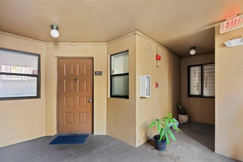 Condo in Miami Lakes, Florida, 2 bedrooms  № 1857024 - photo 8