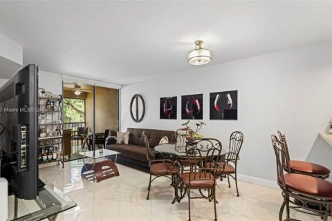 Condo in Miami Lakes, Florida, 2 bedrooms  № 1857024 - photo 10