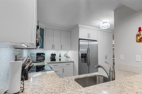 Condo in Miami Lakes, Florida, 2 bedrooms  № 1857024 - photo 22