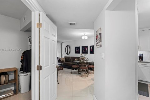 Condo in Miami Lakes, Florida, 2 bedrooms  № 1857024 - photo 25