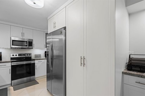 Condo in Miami Lakes, Florida, 2 bedrooms  № 1857024 - photo 19